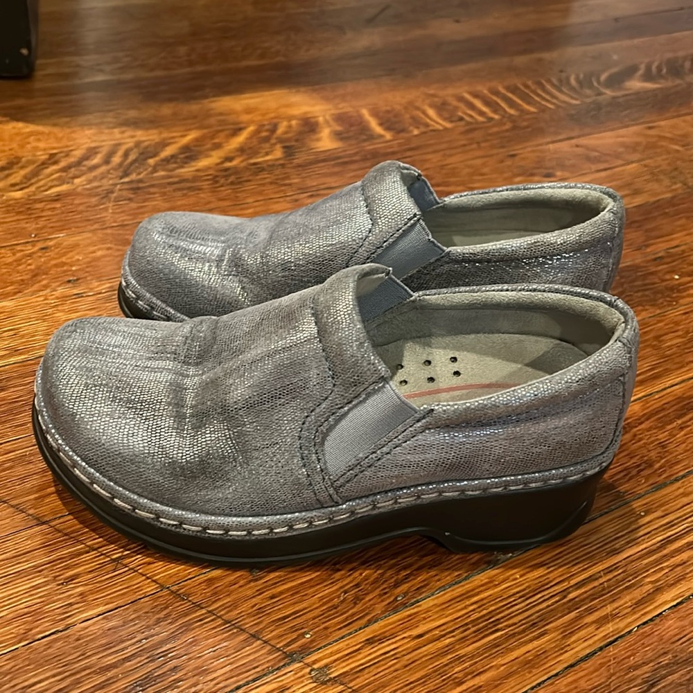 Metallic blue Klogs